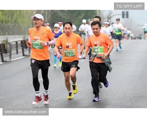 雨幕中绳牵追光：视障跑者与陪跑员的无畏训练(2)